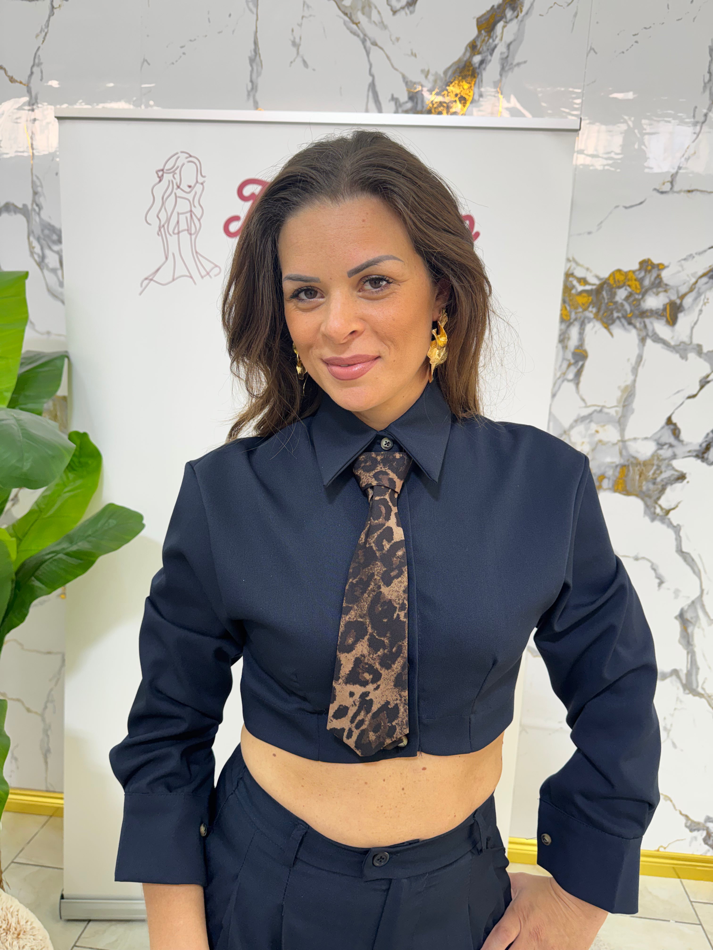 Camicia crop con cravatta